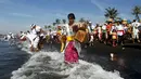 Suasana upacara Melasti di Gianyar, Bali, Minggu (6/3/2016). Melasti adalah sebuah upacara jelang Hari Raya Nyepi yang dilaksanakan di pinggir pantai dengan tujuan mensucikan diri (Reuters/ Roni Bintang) 