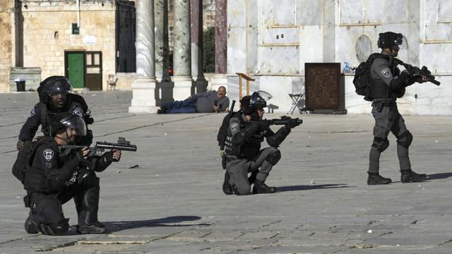 FOTO: Bentrok Warga Palestina dengan Pasukan Keamanan Israel di Kompleks Masjid Al Aqsa