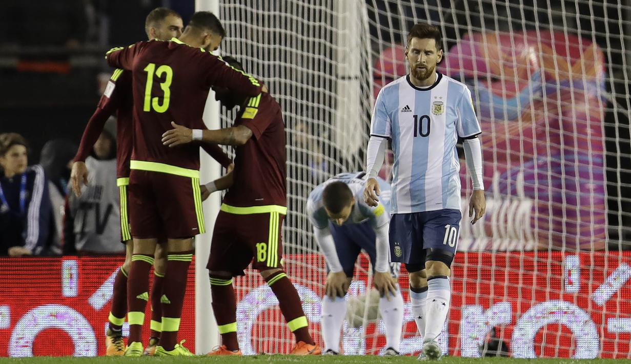 Kapten Argentina, Lionel Messi, tampak kecewa usai Venezuela berhasil mencetak gol ke gawang Argentina di Stadion Monumental Antonio Vespucio Liberti, Rabu (6/9/2017). Argentina ditahan imbang 1-1 oleh Venezuela. (AP/Natacha Pisarenko)