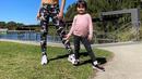 Gemasnya Bridgia saat olahraga bareng sang Bunda. Keduanya tampil kompak kenakan legging bermotif dan sepatu olahraga. (Instagram/septriasaacha).