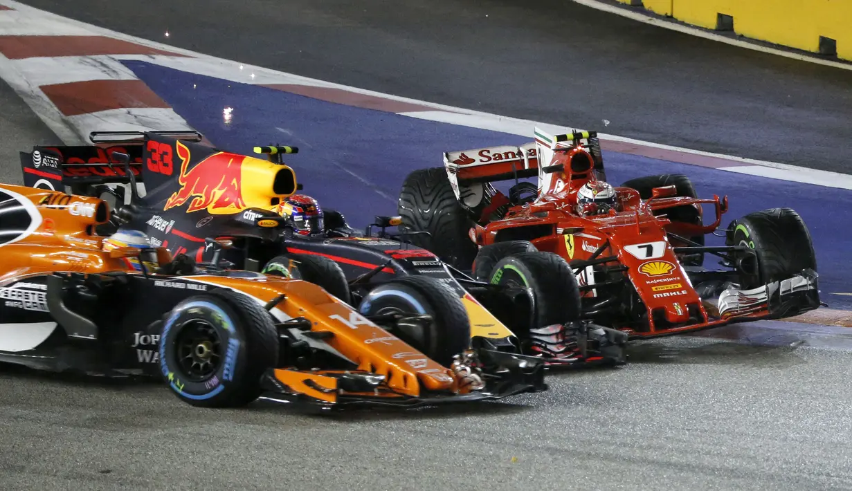 Kimi Raikkonen (kanan) bertabrakan dengan Max Verstappen (tengah) dan Fernando Alonso pada balapan F1 GP Singapura di Marina Bay City Circuit (17/9/2017). Duo pebalap Ferrari gagal melanjutkan balapan. (AP/Yong Teck Lim)