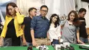 (ki-ka) Adik Julia Perez, Anggie, Ruben Onsu, Eko Patrio, Ayu Ting Ting dan Vega bersiap meninggalkan lokasi usai jumpa pers Sahabat Peduli Jupe di kawasan Tebet, Jakarta, Kamis (13/04). (Liputan6.com/Herman Zhakaria)