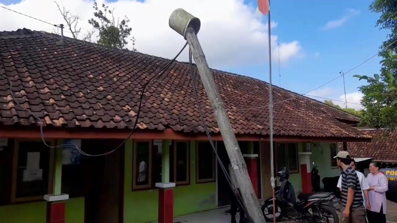 Kabel jaringan internet tertambat di Tiang Bambu ditutup ember bekas cat