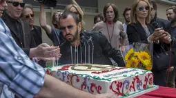Drummer The Beatles, Ringo Starr meniup lilin saat perayaan ulang tahunnya yang ke-75 di Los Angeles, California, Selasa (7/7/2015). Acara perayaan ulang tahun tersebut bertema Peace & Love. (REUTERS/Mario Anzuoni)