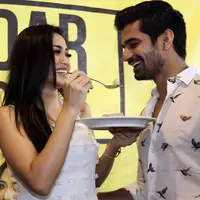 Pemeran Jessica Iskandar dan Vishal Singh mengaku hubungannya baru sebatas teman. Baik Jedar maupun Vischal saling memuji. hal itu terlihat saat aktor asal India itu hadir dalam peluncuran bisnis kopi janda satu anak tersebut. (Nurwahyunan/Bintang.com)