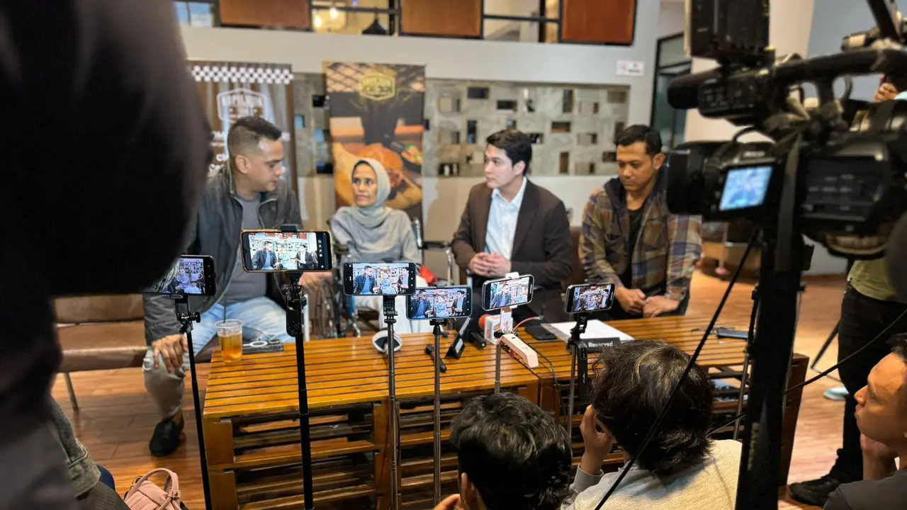 RA Pustieka, Bendahara Umum Yayasan, didampingi oleh kuasa hukumnya, Koko Joseph Irianto menggelar jumpa pers, Kamis (27/2/2025).