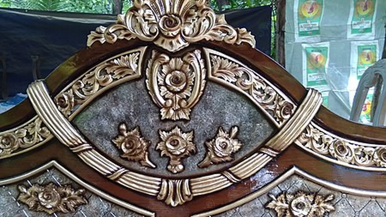 Tempat tidur ukiran Jepara