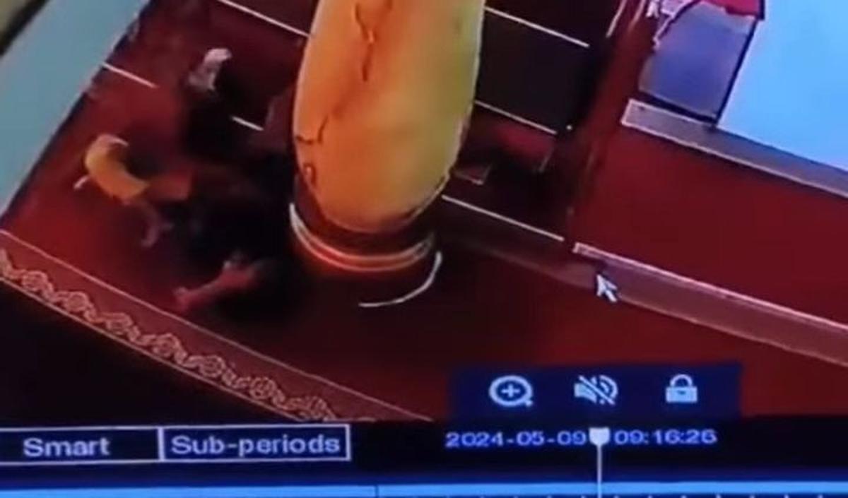Viral sebuah video memperlihatkan pria diduga pasangan gay berbuat mesum di dalam masjid wilayah Sumatera Barat (Sumbar).<br>