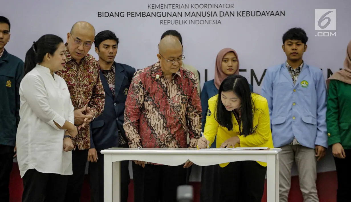 Menko PMK Puan Maharani menyaksikan penandatanganan beasiswa Teladan Tanoto Foundation di Kantor Kemenko PMK di Jakarta, Selasa (5/3). Puan meminta para mahasiswa untuk tetap fokus pada pendidikannya. (Liputan6.com/Faizal Fanani)