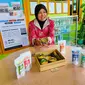 Jamiah, menjelaskan beragam manfaat teh herbal buatannya, yang menjadi suvenir rangkaian acara G20 di Nusa Dua Bali (Liputan6.com / Nefri Inge)