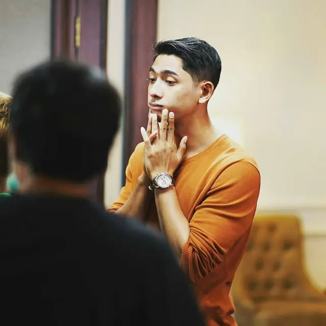 Perankan Karakter Cuek, Ini 6 Momen Kocak Arya Saloka di Balik Layar