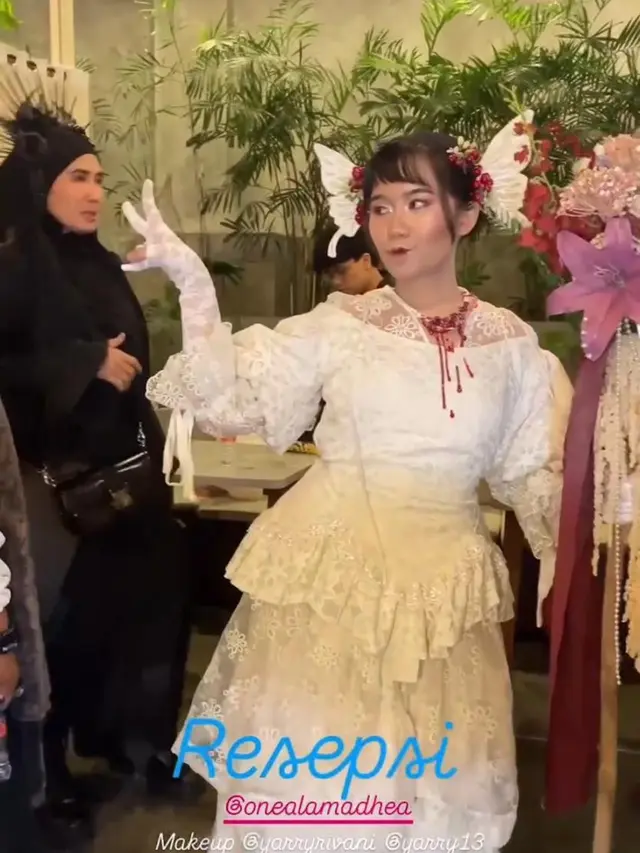 5 Potret Gaya Unik Anak Nicky Astria di Resepsi Pernikahannya, Pakai Kostum ala Era Abad Pertengahan