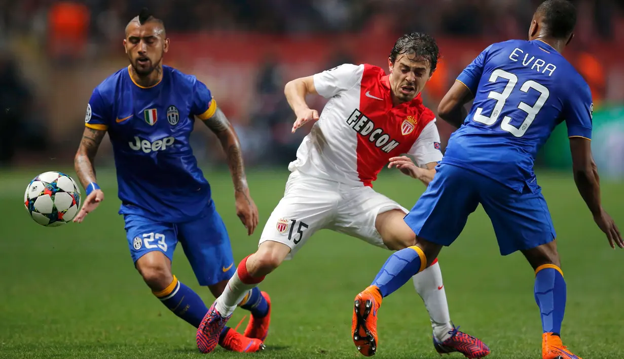 Gelandang AS Monaco, Bernardo Silva (tengah) berusaha melewati dua pemain Juventus di leg kedua 8 besar Liga Champions di Stade Louis II, Kamis (23/4/2015). AS Monaco bermain imbang 0-0 dengan Juventus. (Reuters/Jean-Paul Pelissier)