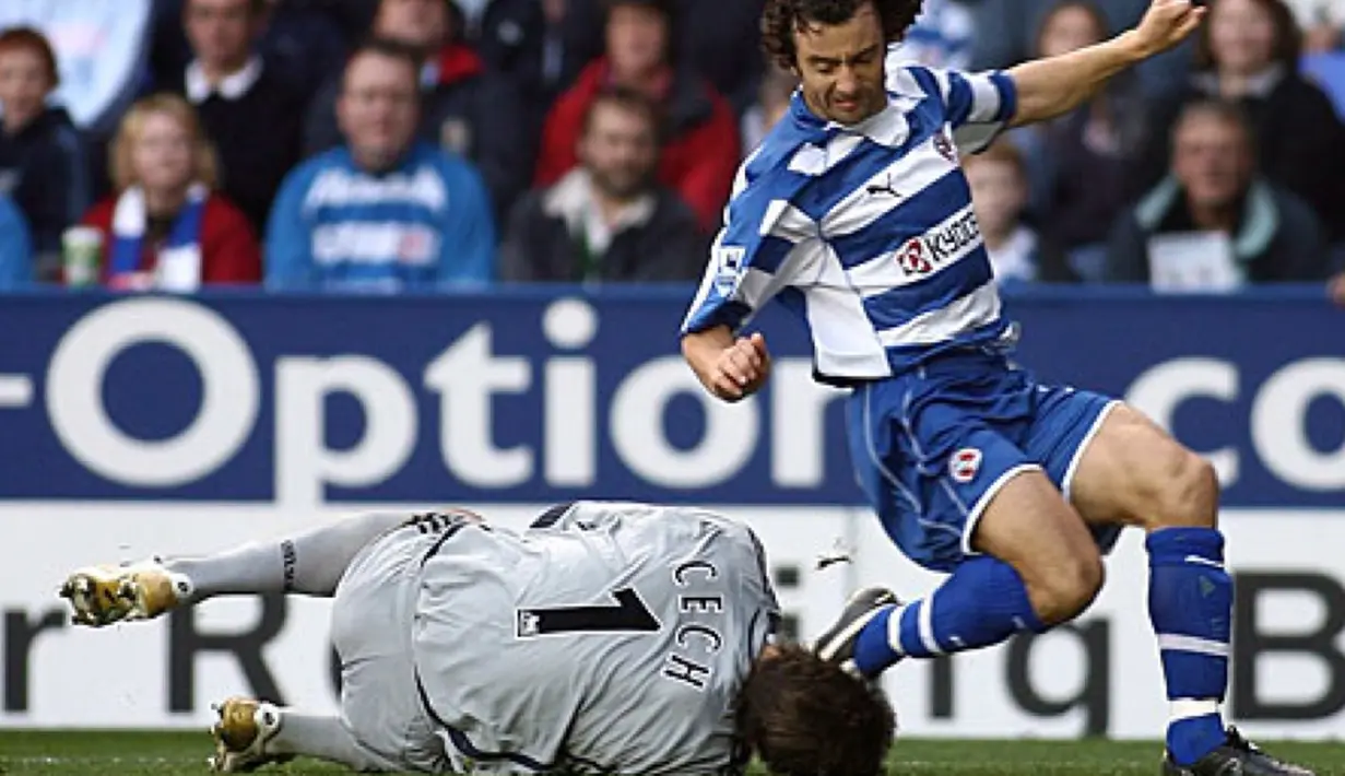Petr Cech pernah mengalami cedera yang parah di dalam karirnya. Kiper asal Republik Ceko itu mengalami gegar otak setelah mendapat hantaman di wajah oleh gelandang Reading, Stephen Hunt. (www.haikudeck.com) 