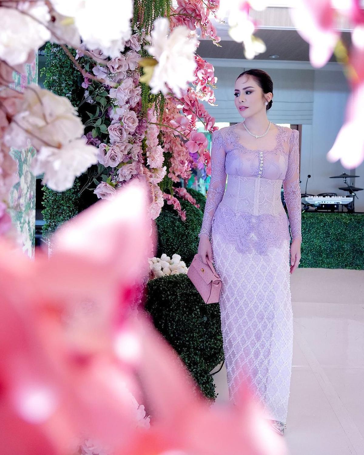 Curi Perhatian, Begini Gaya Momo Geisha Datang ke Kondangan