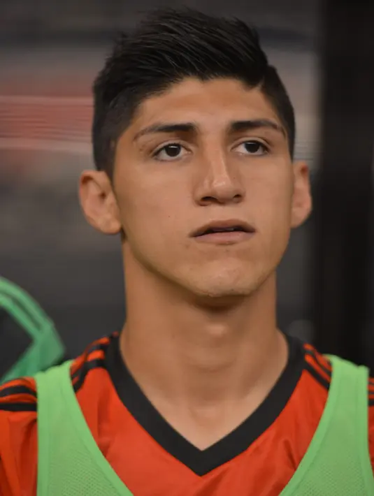 Pesepak bola Meksiko yang kini memperkuat Olympiacos, Alan Pulido, dilaporkan menjadi korban penculikan pada Sabtu (28/5). Menurut sumber, enam pria bertopeng memaksa Pulido ikut dengan mereka setelah mobilnya dikelilingi beberapa truk. (Yuri CORTEZ/AFP)