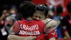Ganda Putri Indonesia, Greysia Polii/Apriyani Rahayu, berpelukan usai menaklukkan wakil Denmark, Maiken Fruergaard/Sara Thygesen, pada laga final Indonesia Masters di Istora, Jakarta, Minggu (19/1). Greysia/Apriyani menang 18-21, 21-11, dan 23-21. (Bola.com/M Iqbal Ichsan)