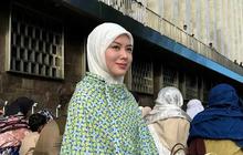 6 Potret Cantik Anggun Ayana Moon Nikmati Momen Lebaran, Salat Id di Istiqlal dan Open House di Malaysia