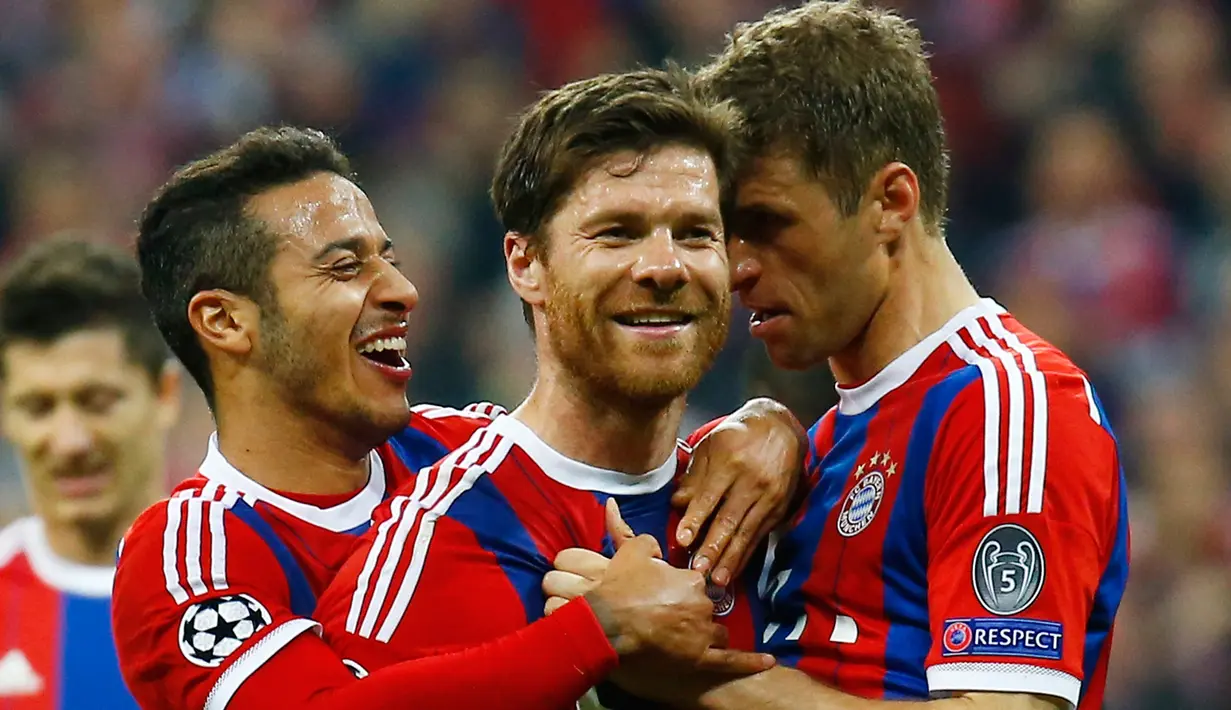 Gelandang Bayern Muenchen, Xabi Alonso (tengah) merayakan selebrasi usai mencetak gol ke gawang Porto di leg kedua perempat final Liga Champions di Allianz Arena,  Rabu (22/4/2015). Bayern Muenchen menang 6-1 atas Porto. (Reuters/Kai Pfaffenbach)