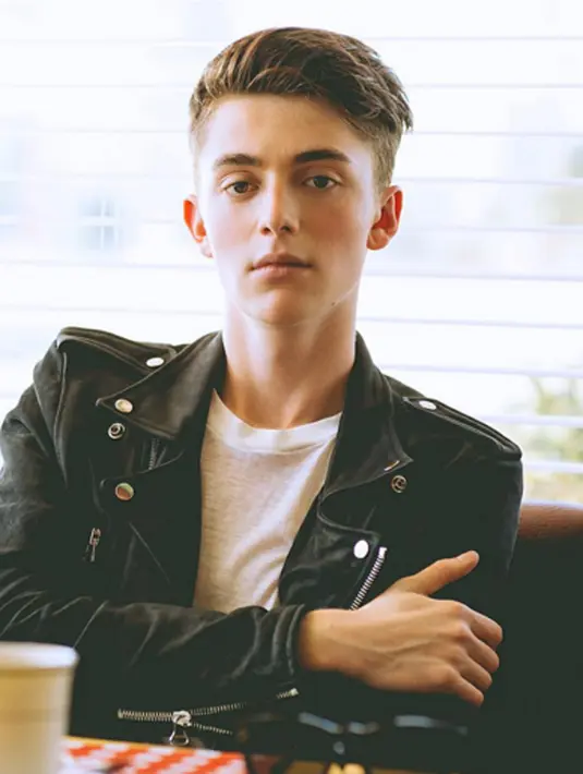 Greyson baru saja merilis single baru yang bertajuk ‘ Meridians’. (via instagram@greysonchance/Bintang.com)