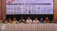 Sejumlah Menteri hadir dalam acara Simposium Nasional Membedah Tragedi 1965, Jakarta, Senin (18/4). Simposium yang diselenggarakan oleh pemerintah dan Komnas HAM ini bertujuan merekonsuliasi kasus pelanggaran HAM dimasa lalu. (Liputan6.com/Faizal Fanani)