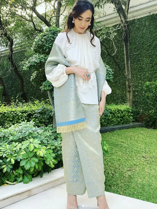Memadukan blouse modern dengan songket juga bisa menjadi opsi sempurna untuk tampil memikat menggunakan wastra. [Foto: Instagram/ Widi Wardhana]