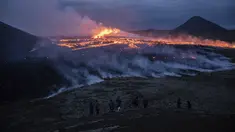Lava muncul dari celah gunung berapi Fagradalsfjall dekat gunung Litli-Hrútur, sekitar 30 kilometer (19 mil) barat daya Reykjavik, Islandia, Senin 10 Juli 2023. (AP Photo/Marco Di Marco)
