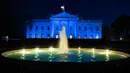 Gedung Putih diterangi dengan cahaya warna biru untuk menarik perhatian pada World Autism Awareness Day atau Hari Peduli Autisme Sedunia di Washington, Kamis (2/4/2020). Hari Peduli Autisme Sedunia jatuh setiap 2 April semenjak ditetapkan melalui sebuah resolusi PBB di tahun 2007. (AP/Alex Brandon)