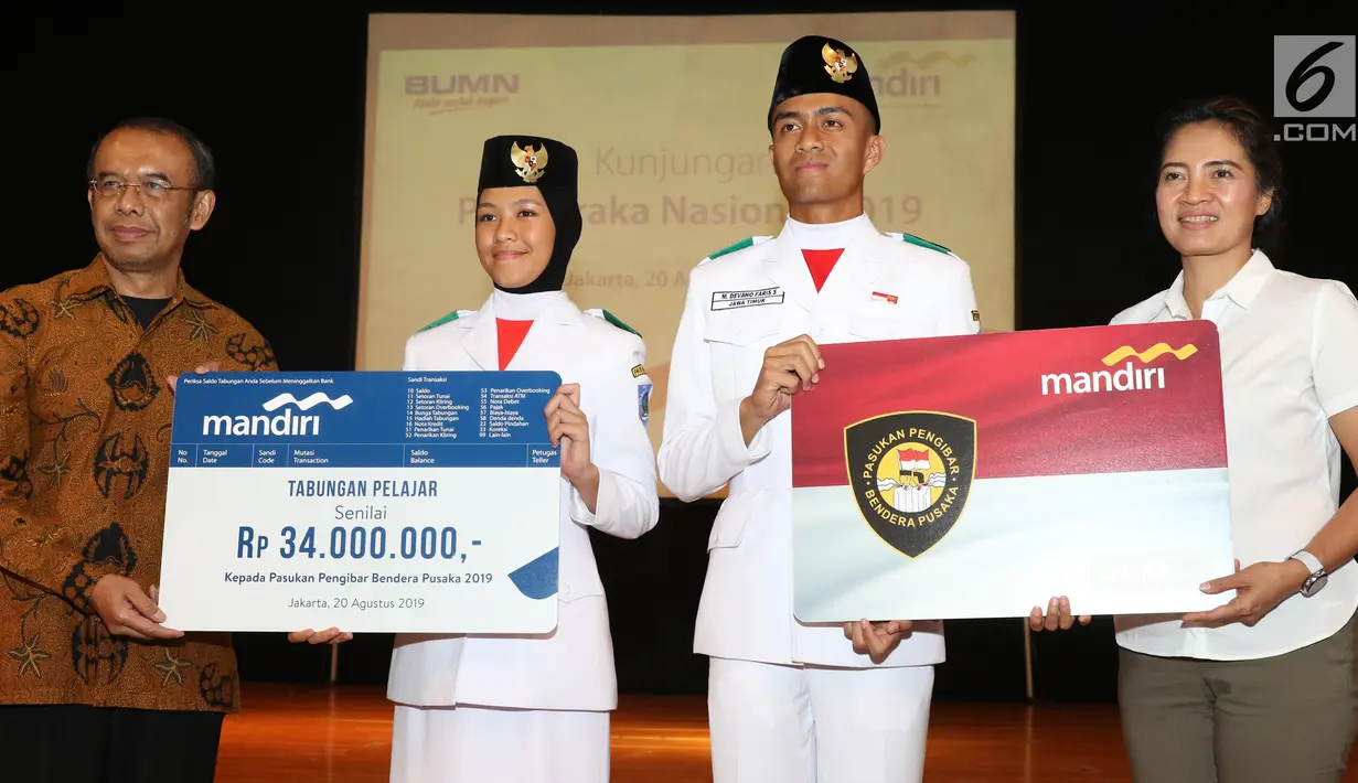 Sesmenpora Gatot S Dewo Broto, VP Bank Mandiri Maristella Tri Haryanti dan dua perwakilan Paskibraka Nasional 2019 berfoto bersama dengan memegang mockup e-money edisi khusus Paskibraka dan uang tabungan saat penyerahan di Museum Mandiri, Jakarta, Selasa (20/8/2019). (Liputan6.com/Angga Yuniar)