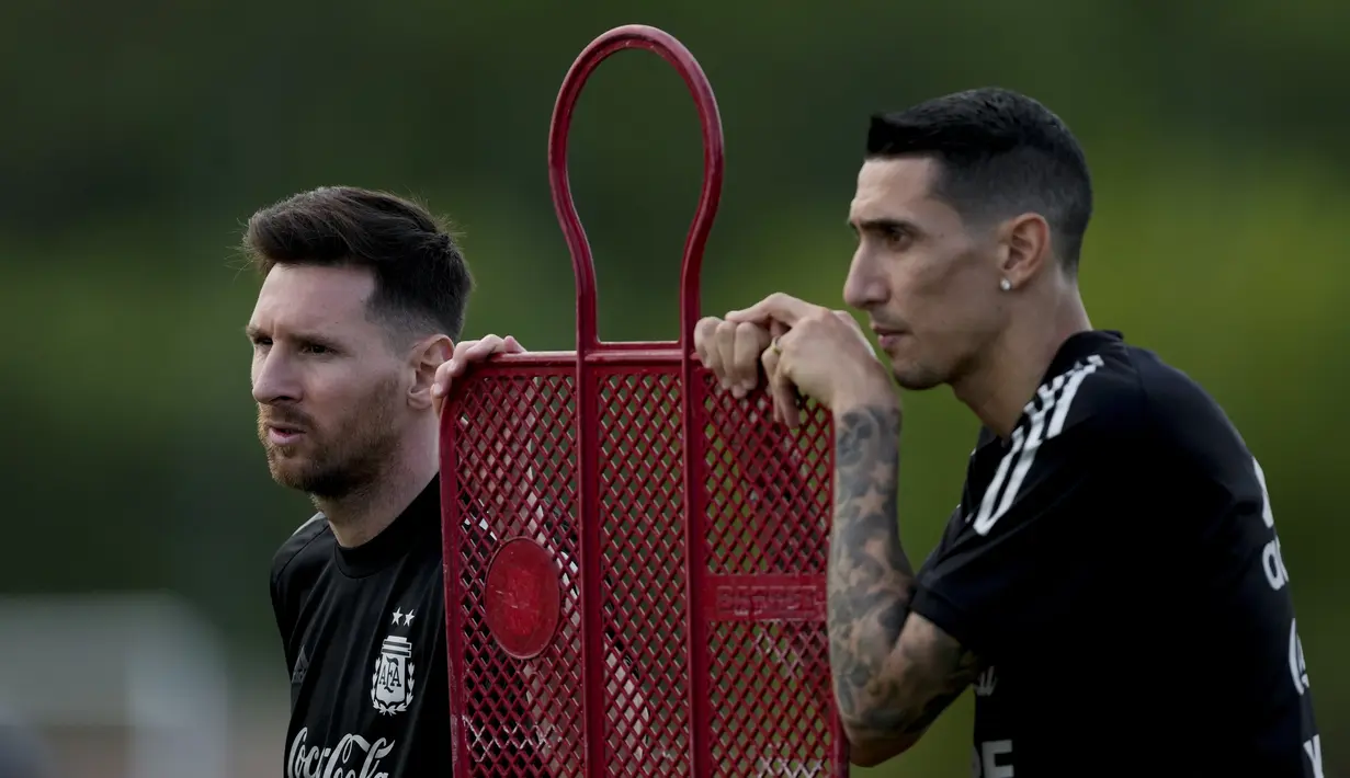 Penyerang Argentina, Lionel Messi dan gelandang Argentina, Angel Di Maria saat mengikuti sesi latihan tim menjelang pertandingan kualifikasi Piala Dunia FIFA Qatar 2022 melawan Uruguay di Buenos Aires, Argentina, Selasa (9/11/2021).  (AP Photo/Natacha Pisarenko)