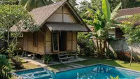 9 Contoh Rumah di Kampung Tapi Punya Kolam Renang Mini, Hunian Asri dan Modern