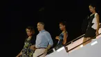 Malia Obama, putri sulung presiden Amerika Serikat yang mengenakan balutan dress hitam putih (belakang) ini tertangkap kamera saat akan ke sebuah restoran di LA bersama teman-temannya, Senin, (08/07/14), (AFP PHOTO/Jewel Samad)