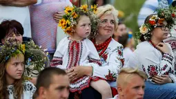 Para perempuan mengenakan mahkota dari bunga saat perayaan Ivan Kupala di Kiev, Ukraina, Rabu (6/7). Festival dipercaya bisa membersihkan dosa dan membuat kehidupan mereka lebih baik dan sehat. (REUTERS/ Gleb Garanich)
