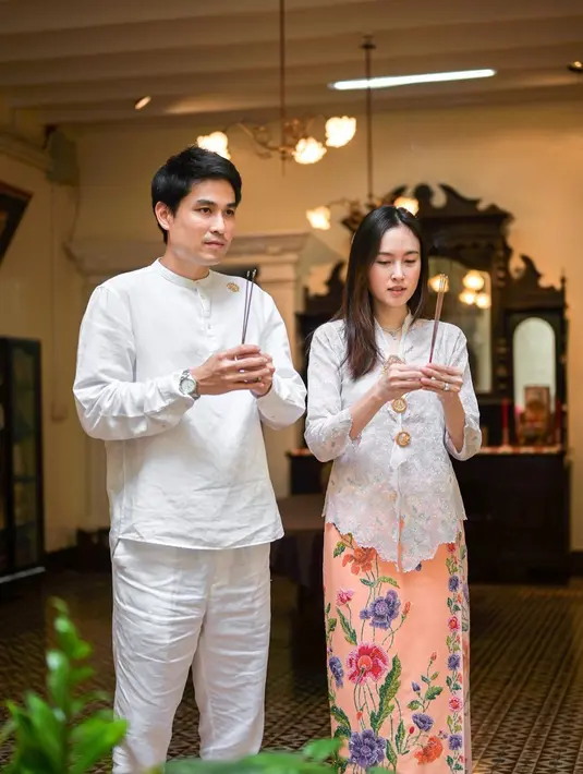 Setelah menggelar pesta lajang, Nong Poy dan Oak Phakwa menjalani upacara penghormatan untuk leluhur. [@poydtreechada]