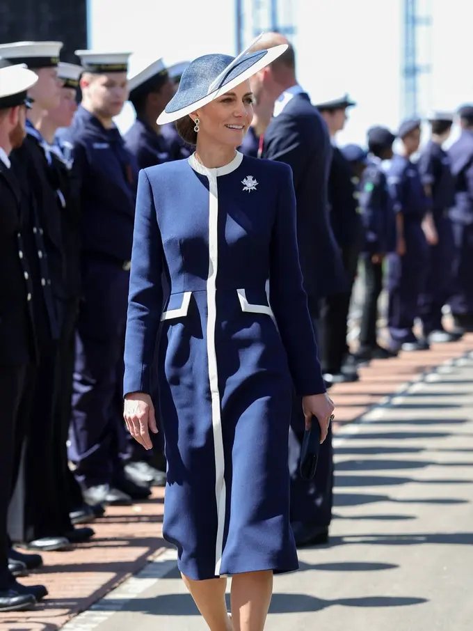 Tampilan Elegan Penuh Sentimental dari Kate Middleton dengan Dress Bergaya Maritim dan Perhiasan Putri Diana