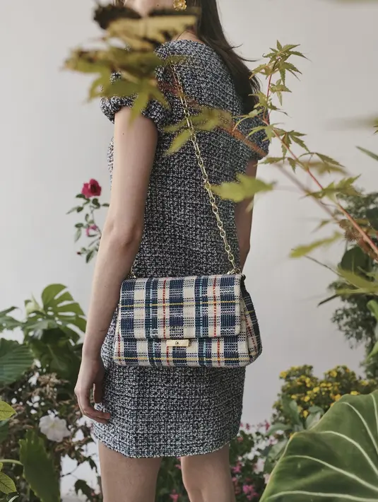Di musim semi ini, KSNY menghadirkan koleksi ready to wear desain klasik dengan siluet terbaru dalam material berbeda seperti tweed dan twill serta warna-warna bold terbaru. (Dok/Kate Spade New York).