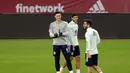 Penjaga gawang Spanyol Kepa Arrizabalaga (kiri) dan penyerang Spanyol Marco Asensio (tengah) menghadiri sesi latihan di stadion La Cartuja di Seville (17/11/2020). Pemenang laga antara Spanyol vs Jerman dipastikan menjadi pimpinan klasemen Grup A4. (AFP/Cristina Quicler)