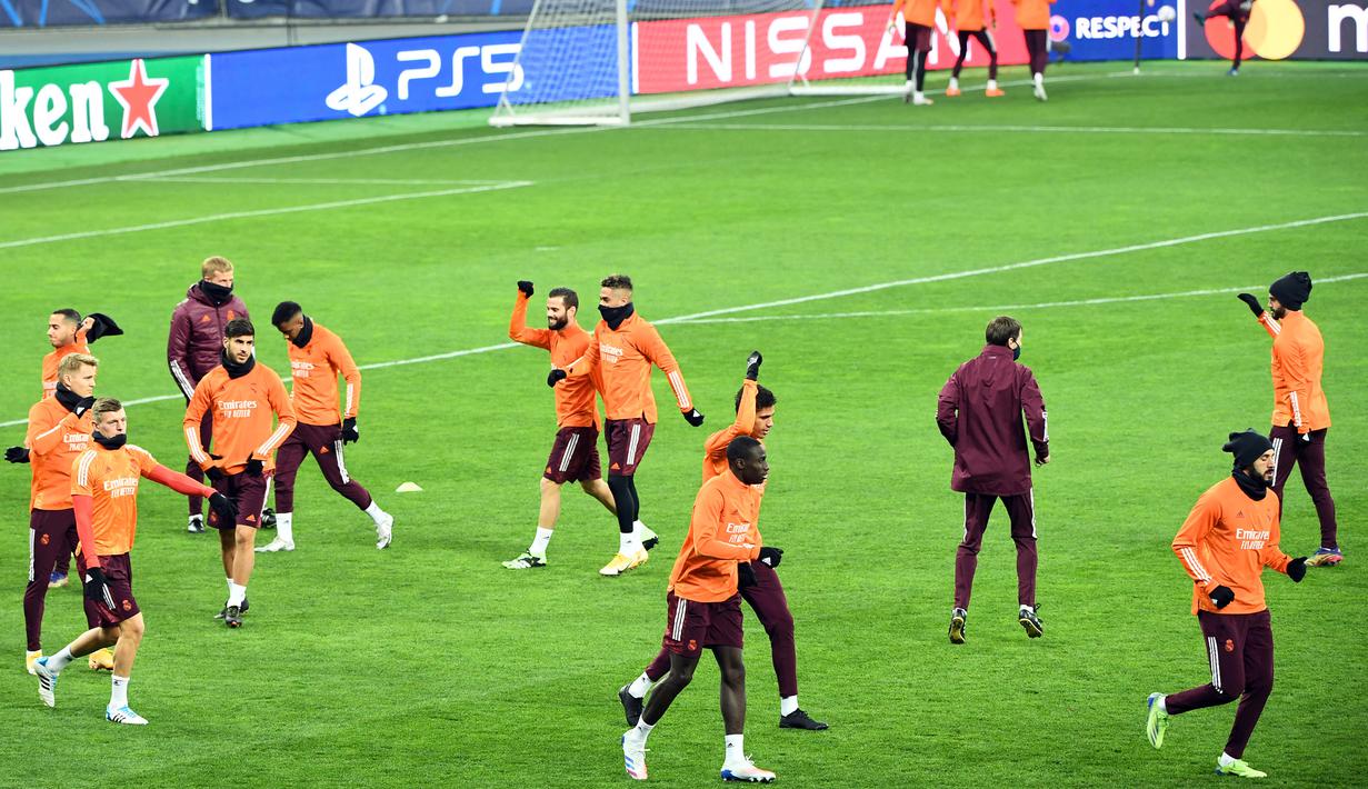 Suasana latihan para pemain Real Madrid di Olympiyskiy Stadium, Kiev, Senin (30/11/2020), jelang laga matchday ke-5 Grup B Liga Champions 2020/21 menghadapi tuan rumah Shakhtar Donetsk, Selasa (1/12/2020). (AFP/Sergei Supinsky)