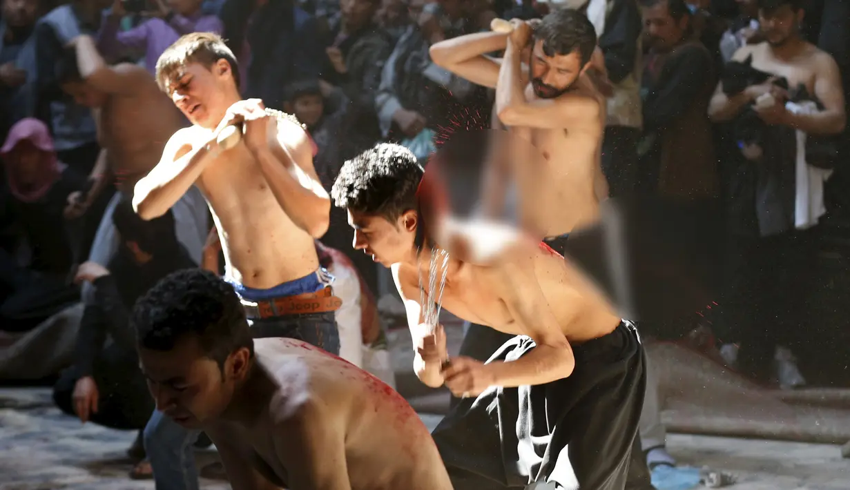 Tampak darah dari para pria yang  mencambuk dirinya sendiri dengan rantai selama peringatan Asyura di Kabul, Afghanistan, Rabu (21/10/2015).  Acara ini untuk memperingati kematian Imam Hussein , cucu Nabi Muhammad , di abad ke-7. (REUTERS/Mohammad Ismail)