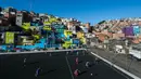 Dinding rumah yang berwana-warni menghiasi lapangan sepak bola di daerah Perus, Sao Paulo. Lapangan sepak bola tersebut tepat berada dimana pemain Manchester City, Gabriel Jesus tinggal selama masa kecilnya. (AFP/Nelson Almeida)