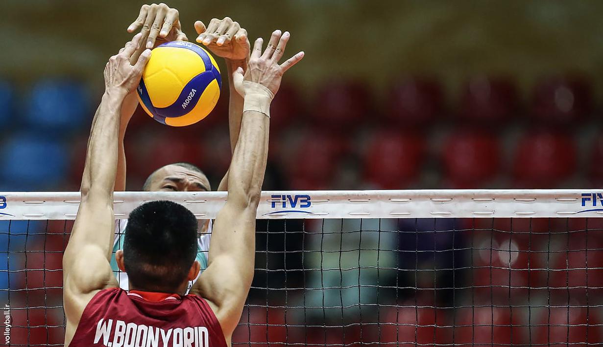 <p>Pemain Timnas Voli Putra Indonesia, Hernanda Zulfi (depan) dan pemain Thailand, Boonyarid Wongtorn saling berusaha menyeberangkan bola pada laga perebutan peringkat ke-9 AVC Senior Championship 2023 di Hall 2 Ghadir Arena, Urmia, Iran, Sabtu (26/8/2023). Indonesia menang 3-0 (25-21, 25-23, 25-21) atas Thailand. (AVCVolley)</p>