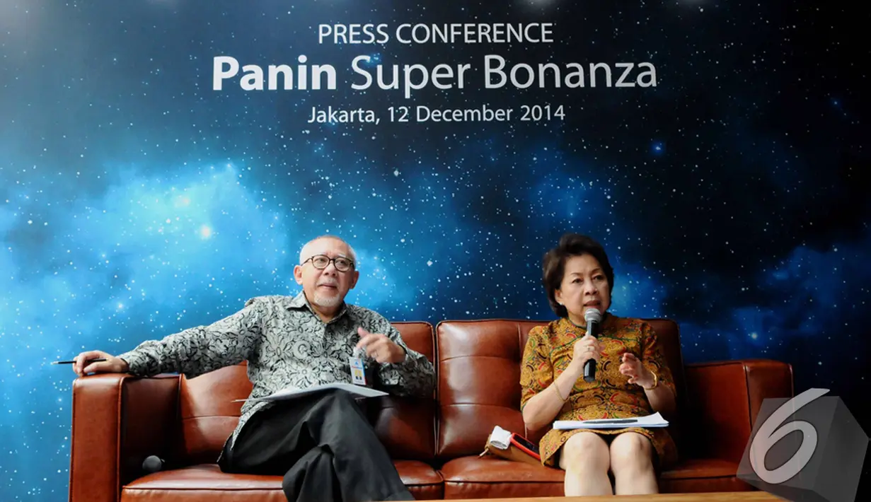 President Direktur Panin Bank Herwidayatmo bersama Wakil President Direktur Roosniati Solihin saat konferensi pers, Jakarta, Jum'at (12/12/2014). (LIputan6.com/Andrian M Tunay)