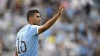 Gelandang Manchester City, Rodri (16), memberi salam kepada para penggemar di tribune setelah laga Piala Dunia Antarklub Grup G melawan Juventus di Orlando, Florida, Jumat, 27 Juni 2025. (AP Photo/Phelan M. Ebenhack)