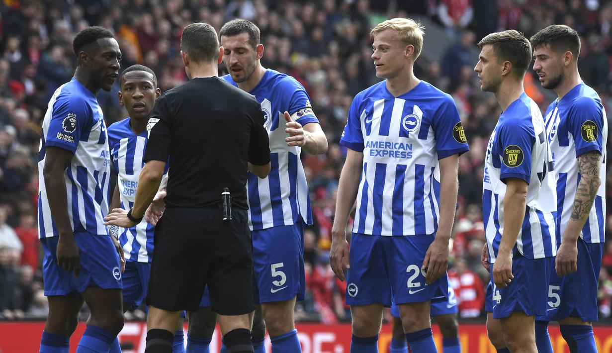 Para pemain Brighton and Hove Albion memprotes keputusan wasit David Coote saat menghadapi Liverpool pada laga pekan ke-30 Premier League 2023/2024 di Anfield Stadium, Liverpool, Minggu (31/3/2024). (AP Photo/Rui Viera)