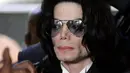 Pada tahun 2005, King of Pop, Michael Jackson dituduh telah melakukan pelecehan seksual pada anak-anak. (AFP PHOTO/POOL/Kevork DJANSEZIAN)