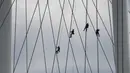 Sejumlah pekerja melakukan tugas pemeliharaan dan pembersihan di Singapore Flyer, Singapura, 1 September 2020. (Xinhua/Then Chih Wey)
