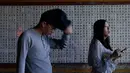 Turis saat mengunjungi Kuil Tao di gua Gunung Yinhe di distrik Xindian, Kota Taipei Baru, Taiwan (29/12/2019). Libur Natal dan Tahun Baru, bagi sebagian warga Taiwan memanfaatkan waktunya untuk berkunjung ke Kuil Tao untuk berwisata maupun memanjatkan doa. (AFP Photo/Sam Yeh)