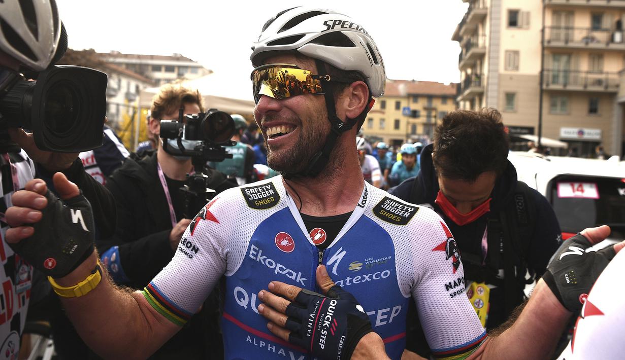 Kemenangan di Milano-Torino ini menjadi kemenangan yang ke-159 dalam karier balap Mark Cavendish. Ia mengaku sangat senang atas capaiannya tersebut. (La Presse via AP/Gian Mattia D'Alberto)