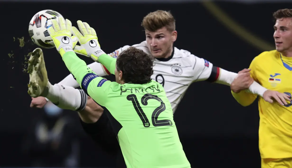 Penyerang Jerman Timo Werner (tengah) berebut bola dengan kiper Ukraina Andrey Pyatov dan bek Ukraina Illia Zabarnyi pada Liga A Grup 4 UEFA Nations League di Red Bull Arena, Minggu (15/11/2020) dinihari WIB. Tertinggal lebih dulu, Jerman mengakhiri laga dengan kemenangan 3-1. (RONNY HARTMANN/AFP)