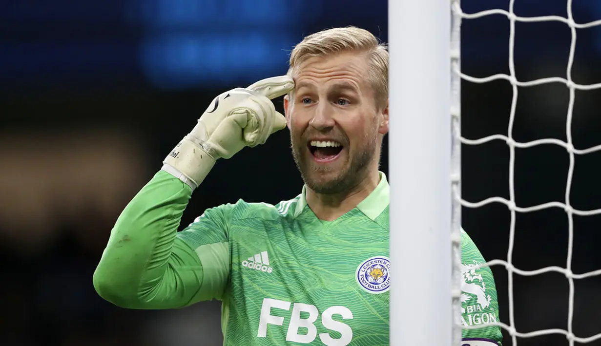 Kiper Leicester Kasper Schmeichel memberi isyarat saat melawan Leicester City pada pertandingan sepak bola Liga Inggris di Etihad Stadium, Manchester, Inggris, Minggu (26/12/2021). Manchester City menang 6-3. (AP Photo/Scott Heppell)